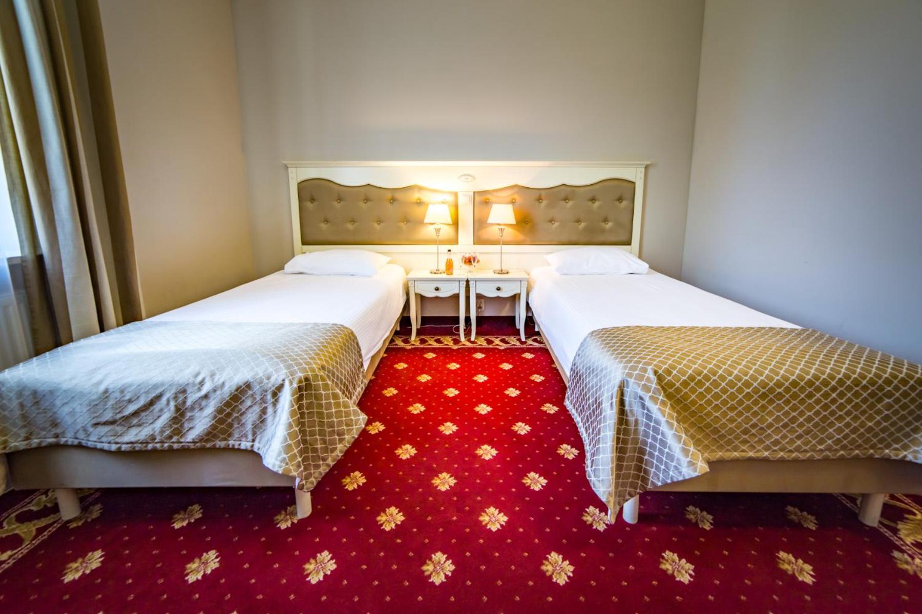 Hotel Sobienie Krolewskie Sobienie Szlacheckie Ngoại thất bức ảnh
