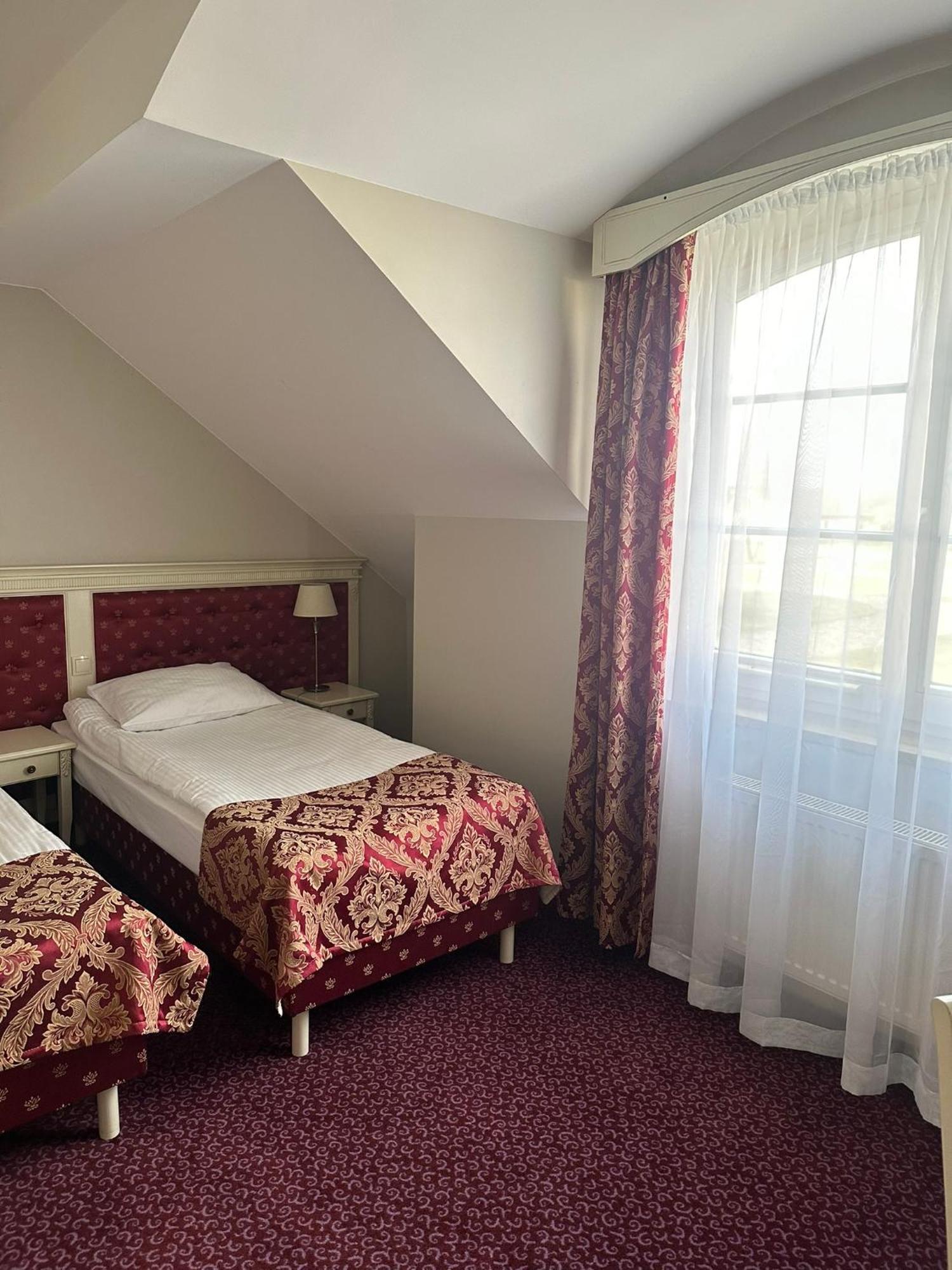Hotel Sobienie Krolewskie Sobienie Szlacheckie Ngoại thất bức ảnh