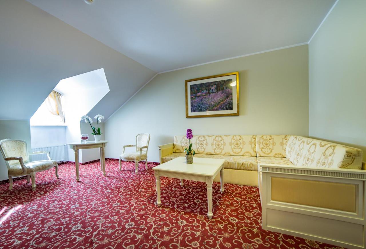Hotel Sobienie Krolewskie Sobienie Szlacheckie Ngoại thất bức ảnh